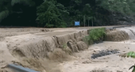 緊急轉(zhuǎn)移97人！湖北省利川市文斗鎮(zhèn)遭受特大暴雨襲擊