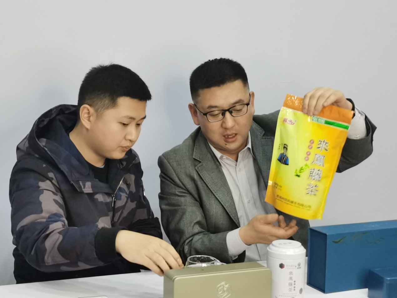 首屆湖北省農(nóng)博會開幕來鳳副縣長、利川副市長直播間推介家鄉(xiāng)好物